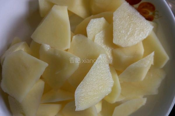 土豆炒鸡块的做法图解2
