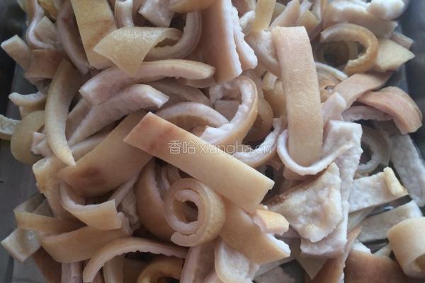 肉皮冻的做法图解1