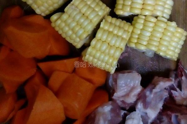 玉米胡萝卜排骨汤的做法图解2