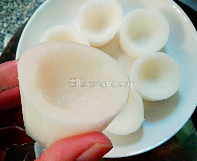 然后用勺子在中间挖个洞