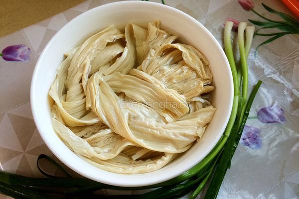 竹报平安(蒜苗腐竹)的做法图解1