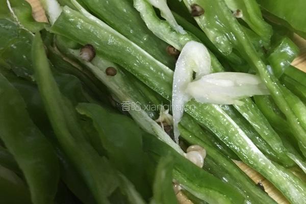 辣椒炒肉的做法图解2