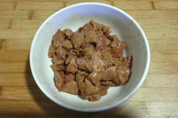 溜小牛肉丁的做法图解2