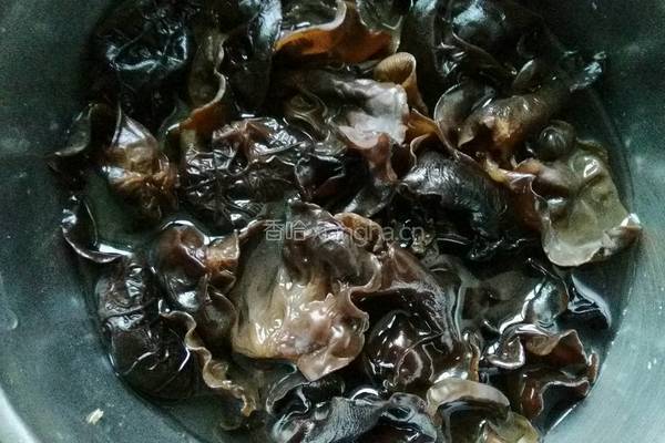双耳炒西兰花的做法图解1