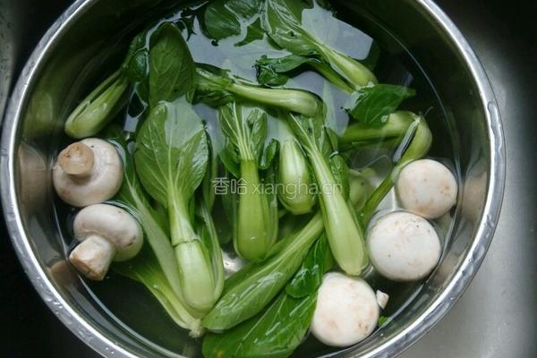 白菜耗蘑菇的做法图解1