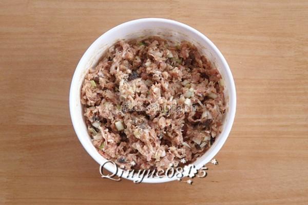 榛蘑猪肉馅饺子的做法图解4