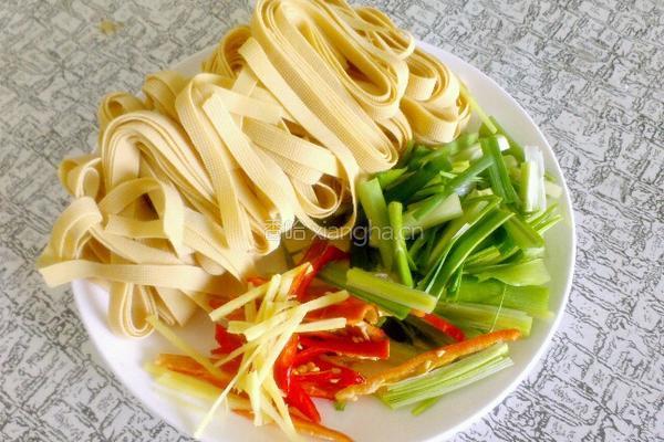 蒜苗炒豆皮的做法图解2