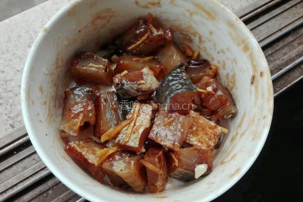 梅干菜蒸腊鱼的做法图解1
