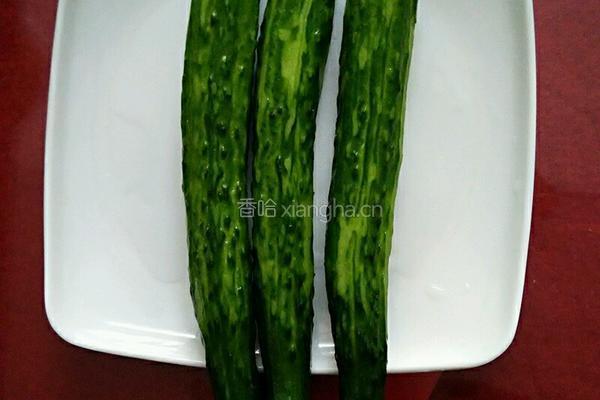蚝油清炒黄瓜的做法图解1