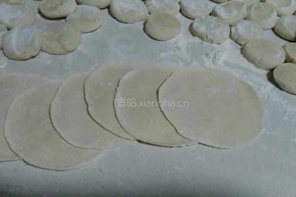 擀饺子皮的做法图解3