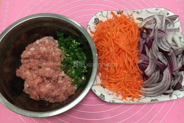 胡萝卜洋葱猪肉馅饼的做法图解1