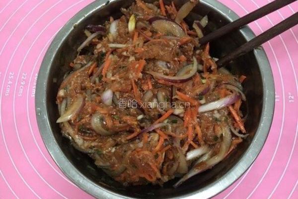 胡萝卜洋葱猪肉馅饼的做法图解3