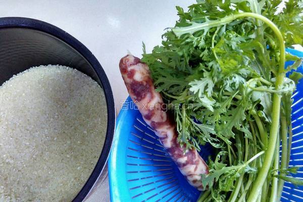 茼蒿香肠菜饭的做法图解1