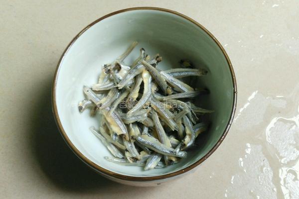小鱼干炒大白菜的做法图解2