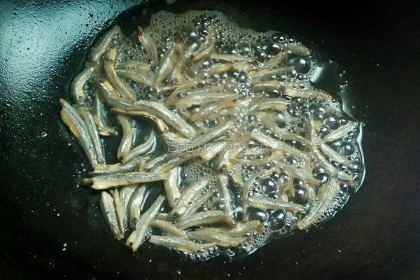 小鱼干炒大白菜的做法图解3