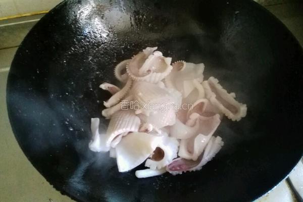 香菜炒鱿鱼卷的做法图解5