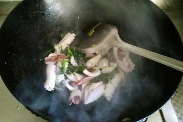 香菜炒鱿鱼卷的做法图解9