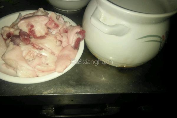 猪蹄黄豆汤的做法图解1