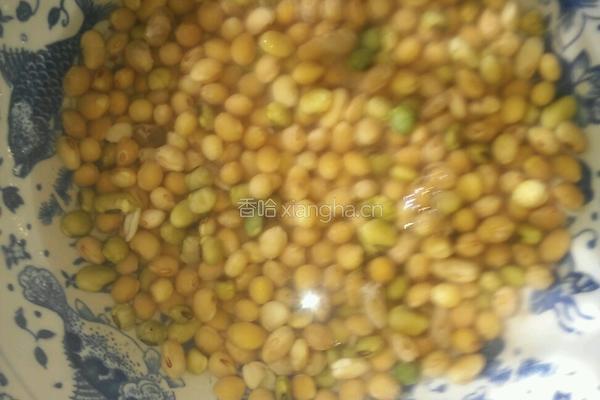 猪蹄黄豆汤的做法图解3