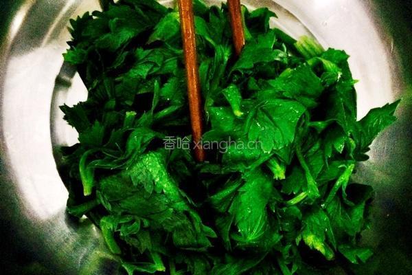 芹菜叶咸菜。的做法图解3