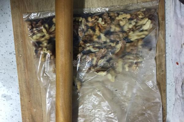 核桃芝麻拌红糖的做法图解3
