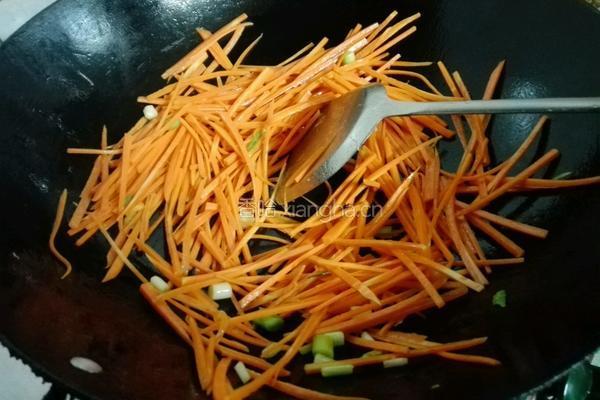 胡萝卜炒金针菇的做法图解5