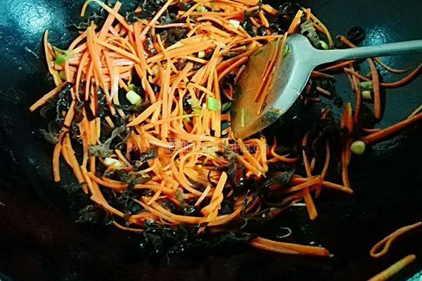 胡萝卜炒金针菇的做法图解6
