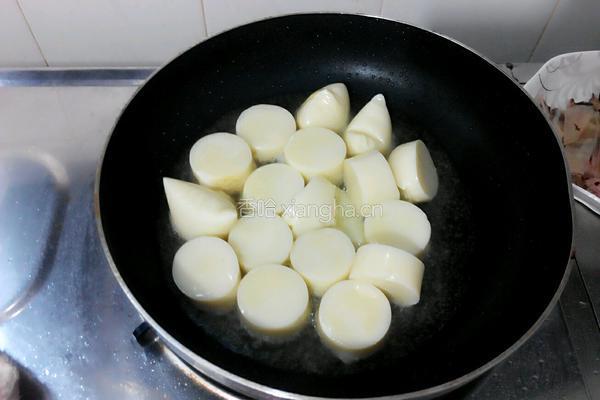 香菇焖口袋豆腐的做法图解2
