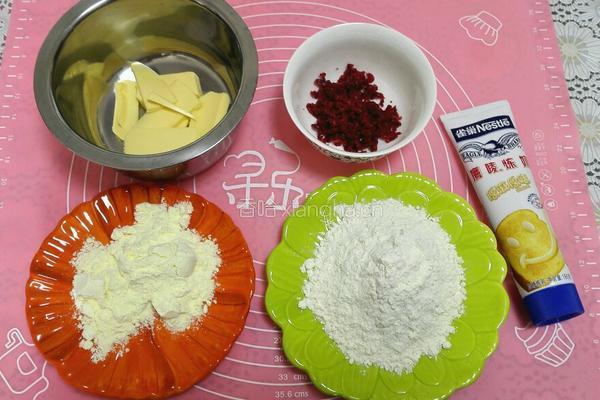 蔓越莓特浓牛奶棒的做法图解1