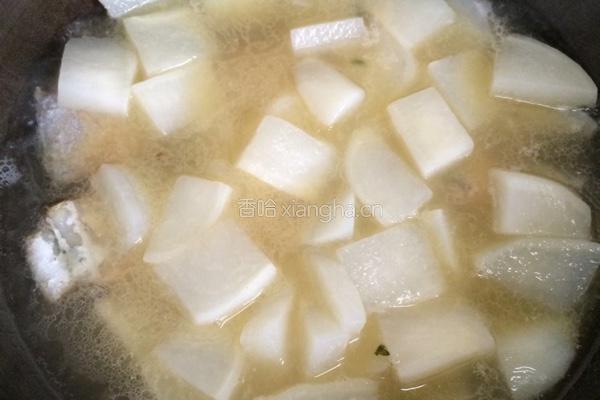 盘菜炖带鱼的做法图解2