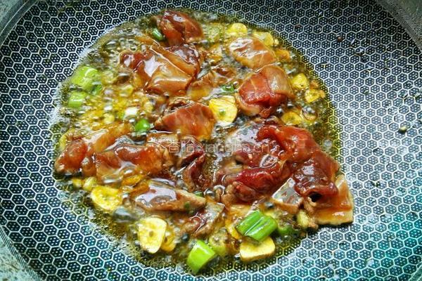 青椒木耳炒肉片的做法图解5