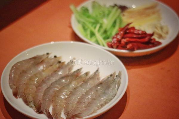 特色干锅虾的做法图解1