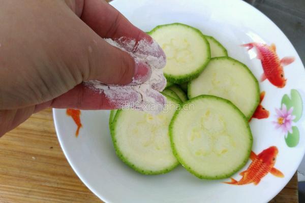 香煎西葫芦饼的做法图解3