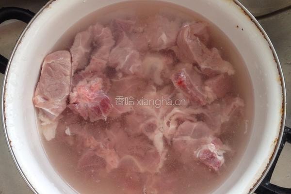 香菇胡萝卜排骨汤的做法图解1