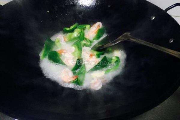 青椒爆虾球的做法图解6