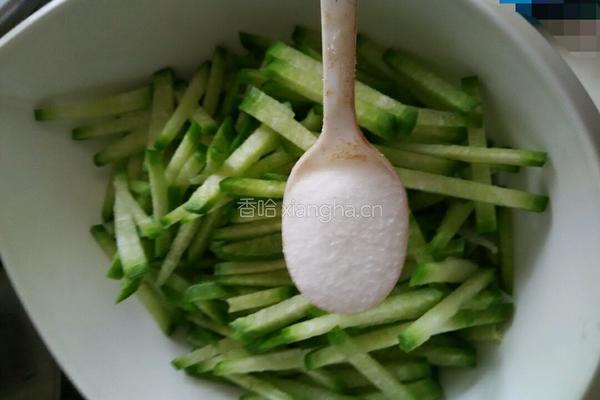爽脆咸萝卜条（快手咸菜）的做法图解2
