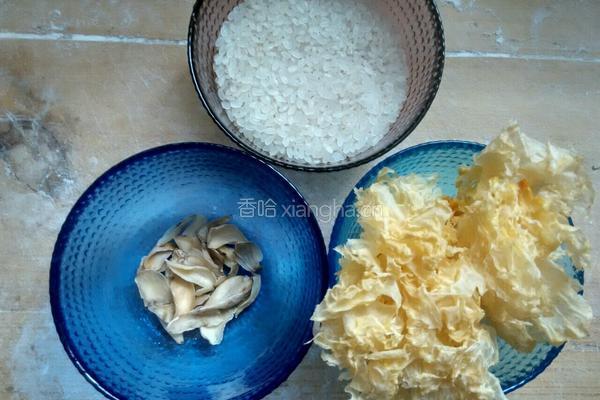 百合银耳大米粥的做法图解1