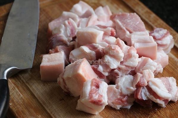 小土豆焖红烧肉的做法图解1