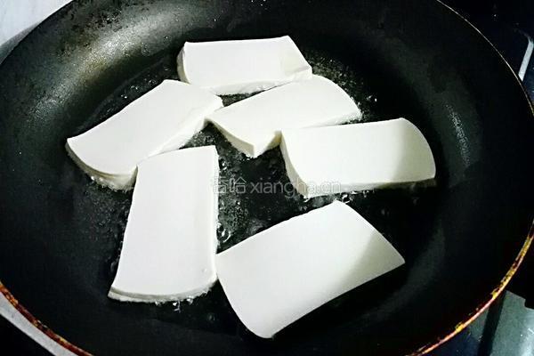 煎白豆腐的做法图解3