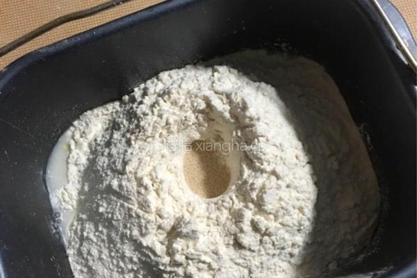 面包机版黑芝麻牛奶吐司的做法图解1