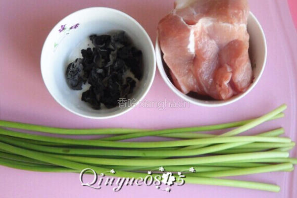 肉炒蒜苔木耳的做法图解1