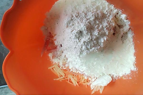 土豆胡萝卜火腿饼的做法图解3