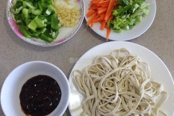 黄豆酱拌素面的做法图解1