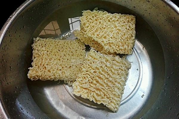 紫甘蓝炒面的做法图解4