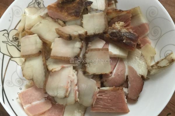 豆角炒腊肉的做法图解1