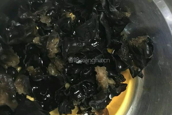 木耳酥肉蒸碗。的做法图解1