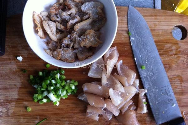 猪皮肉渣炒白菜的做法图解1