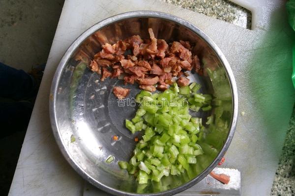 四川辣香肠炒饭的做法图解1
