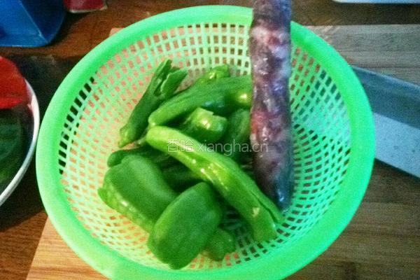 青椒香肠片的做法图解1