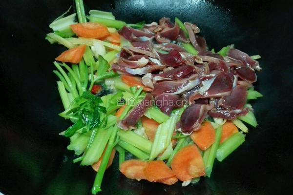 鸭胗炒芹菜的做法图解7